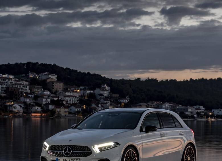 El modelo A180 d AMG color blanco.