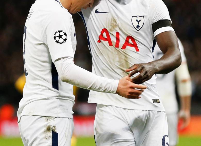 La anotación de Son Heung-Min no fue suficiente para clasificar al Tottenham a los cuartos de final de la Champions. El colombiano Dávinson Sánchez lo consuela tras la derrota ante Juventus. FOTO AFP 