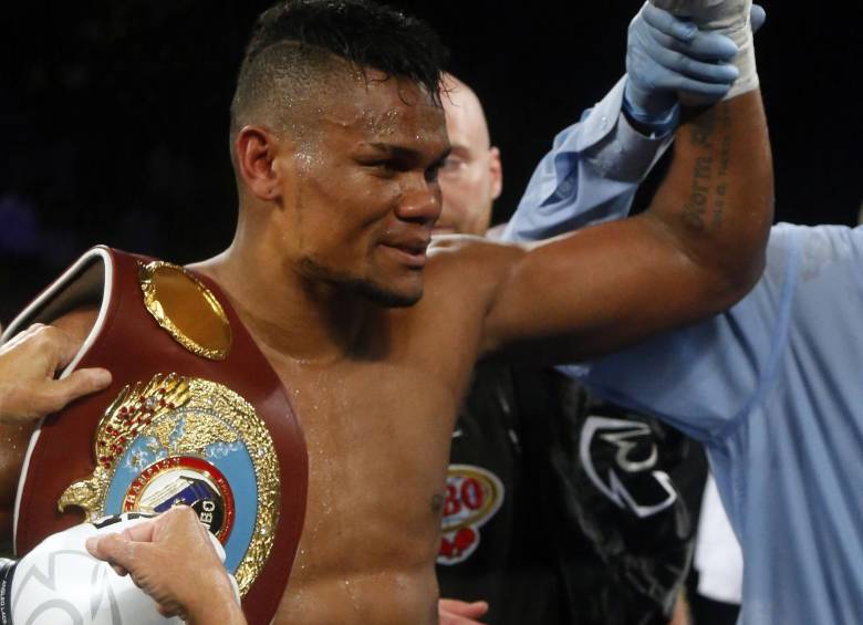 Un momento que aún no termina para Eléider Álvarez, Antioquia y Colombia cuando ganó el fajín de campeón. FOTO Reuters