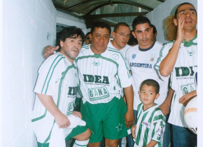 Los primeros contactos de Maradona con Colombia datan de 1980 cuando vino de gira con Argentinos Junior y jugó partidos ante Deportivo Pereira y América de Cali. Foto: Archivo Cortesía.