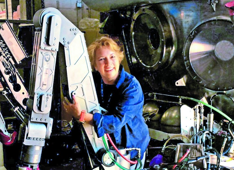 Ángela abrazando al icónico sumergible Alvin, del Instituto Oceanográfico de Woods Hole, equivalente submarino del Transbordador Espacial. FOTO Cortesía Ángela Posada Swafford