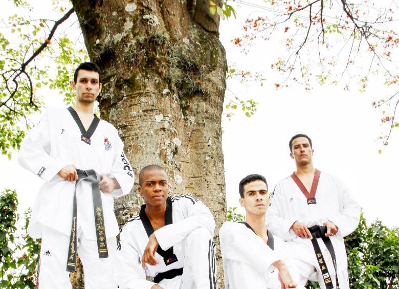 Juan David Vélez, Román Mosquera, Jeison Rivera y Duván Torres, cuatro de los siete taekwondogas. FOTO mario valencia