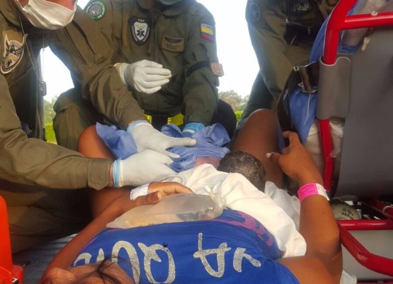 Madre e hijo fueron entregados por la tripulación de la Fuerza Área Colombiana a los médicos de ESE Solución Salud de San José del Guaviare. CORTESÍA: Fuerza Aérea Colombiana.