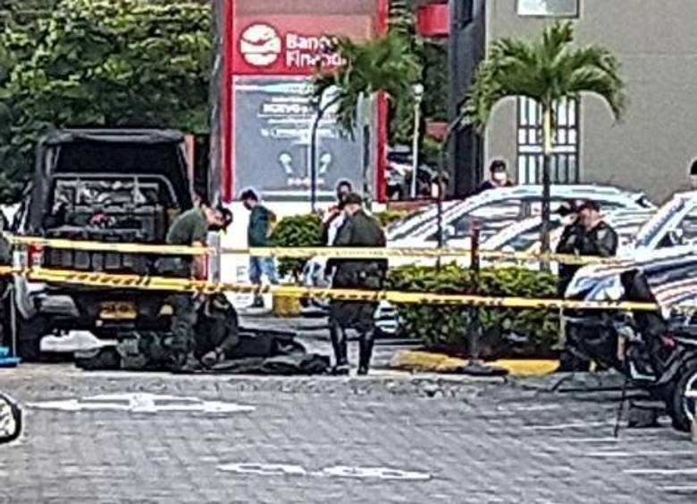 Durante la tarde de este miércoles llegó al Centro Automotriz, en Medellín, una encomienda que contenía una granada en su interior. Las autoridades investigan la procedencia del paquete. Foto: Guardianes Antioquia. 