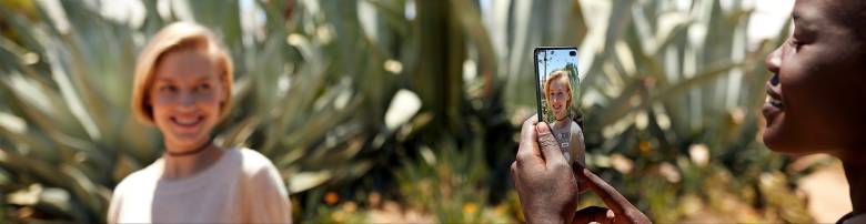 El Samsung Galaxy S10e se carga de manera inalámbrica, solo basta con colocarlo sobre la base. 