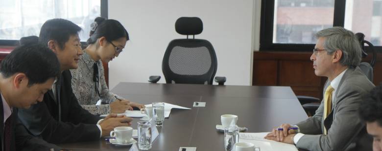 Ministro de Jusiticia Yesid Reyes (derecha) y el embajador de la República Popular China en Colombia, Li Nianping. FOTO CORTESÍA MINISTERIO DE JUSTICIA. 