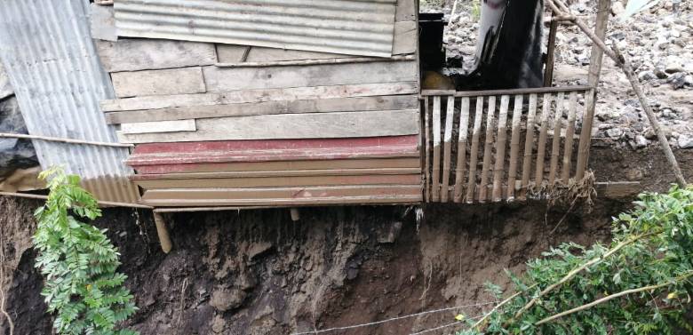 Inundación de viviendas, daño en el acueducto municipal y riesgo para familias, dejó el desbordamiento de quebradas por el invierno en Uramita. FOTOS CORTESÍA