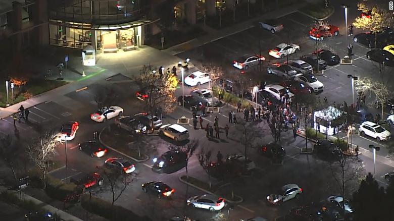 Evacuación del edificio de Facebook . FOTO KGO