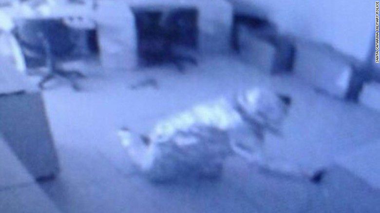 Las imágenes del circuito cerrado mostraron a dos hombres arrastrándose por el suelo con los trajes de aluminio.FOTO: CNN