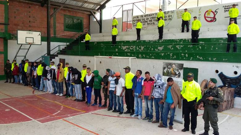 Durante la operación policial, las autoridades incautaron armas de fuego, munición y dinero en efectivo, producto de la venta y comercialización de los alucinógenos. FOTO Cortesía Policía Antioquia