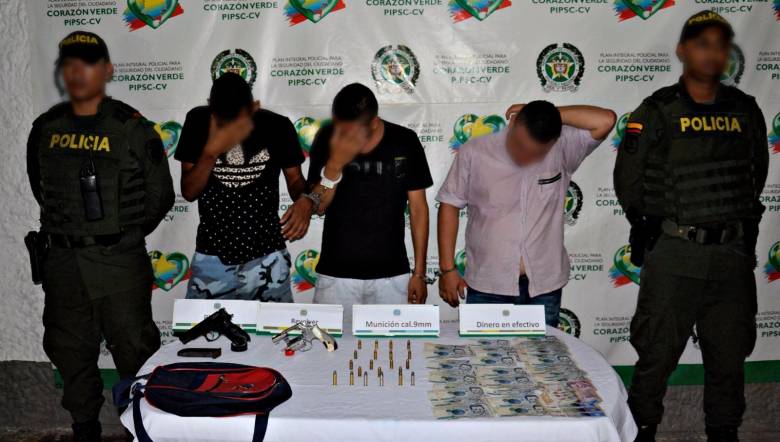 Los capturados y elementos incautados fueron dejados a disposición de la Fiscalía seccional 26 por la Policía Antioquia. FOTO Cortesía 
