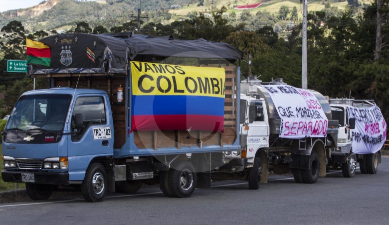 El paro camionero en las vías del municipio de La Ceja (Antioquia). FOTO Jaime Pérez Munévar