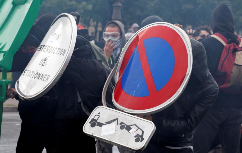 Manifestantes usan señales de tránsito, que tomaron de las calles, para enfrentar a la policía en París. FOTO Reuters