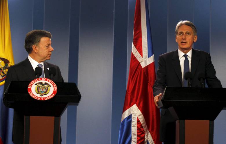 De izquierda a derecha, el presidente de Colombia, Juan Manuel Santos, y ministro de Exteriores del Reino Unido, Philip Hammond. FOTO Reuters