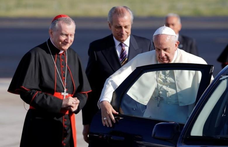 El secretario de Estado vaticano, Pietro Parolin, junto al Papa Francisco. FOTO REUTERS