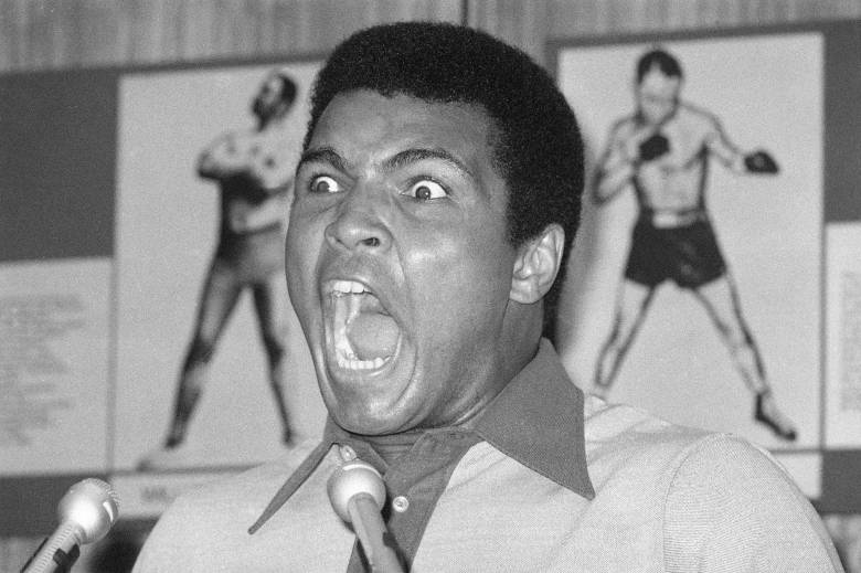 1974. Una rueda de prensa convertida por Muhammad en un infierno, previa pelea con Frazer, N. York. Foto AP
