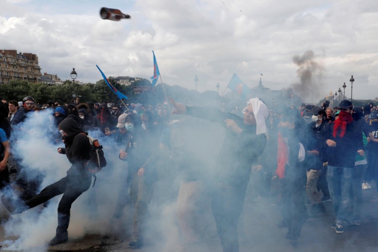 Las autoridadesintentan controlar a los manifestantes con gases lacrimógenos. FOTO Reuters