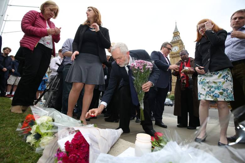 Ingleses ofrecen ofrendas en memoria de la diputada Jo Cox. FOTO AP
