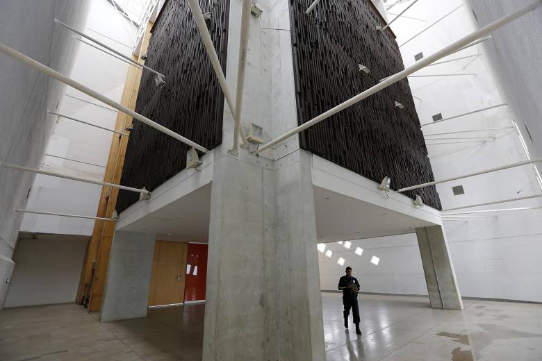 Se inició la restauración de la fachada, que se está desprendiendo, del Parque Biblioteca España. FOTO Henry Agudelo