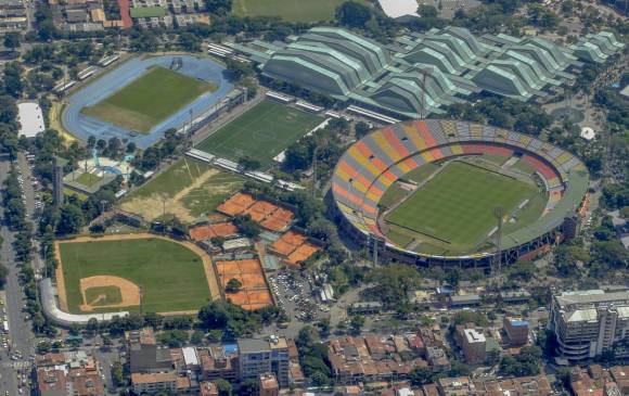 La oferta de parqueaderos formales en la Unidad Deportiva Atanasio Girardot es escasa y no da abasto en los partidos del DIM o de Atlético Nacional. FOTO ARCHIVO