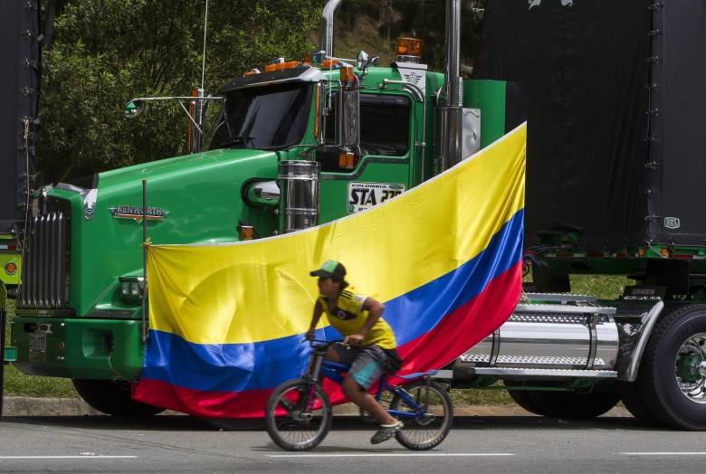 Uno de los vehículos que hicieron parte de uno de los recorridos ejecutados por el paro camionero el miércoles entre los municipios de Guarne y Marinilla. FOTO Archivo Jaime Pérez Munéva. 