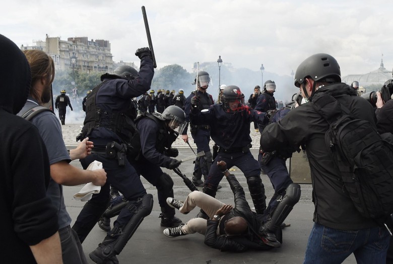 Las manifestaciones en Paris por la reforma laboral se han llevado a cabo en las inmediaciones de la Torre Eiffel. FOTO AFP