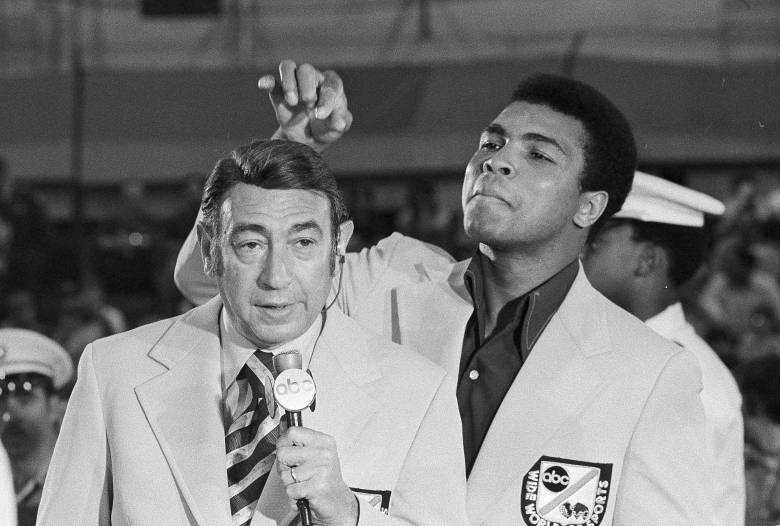 1972. Ali en una de sus payasadas con Howard Cosell de tv, antes de Olímpicos. Foto AP