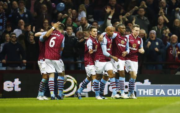 Fabian Delph marcó el primer gol apenas comenzando el segundo tiempo. FOTO REUTERS