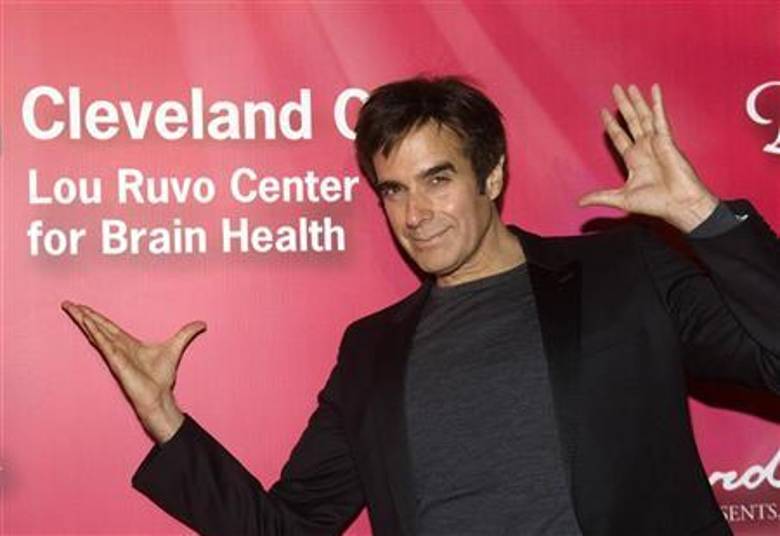 El truco que Copperfield lleva 15 años realizando, consiste en la desaparición de los 13 participantes al mismo tiempo. FOTO Reuters