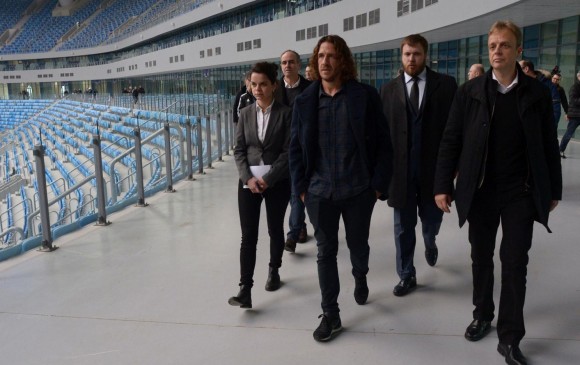 Puyol se encuentra recorriendo los estadios que serán sede del Mundial de Rusia 2018. FOTO AFP
