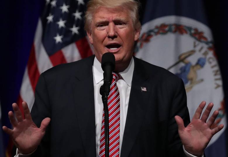 Trump tiene un 42% de favoritismo frente al 50% de Clinton, según el sondeo divulgado este martes por la cadena NBC. FOTO AFP