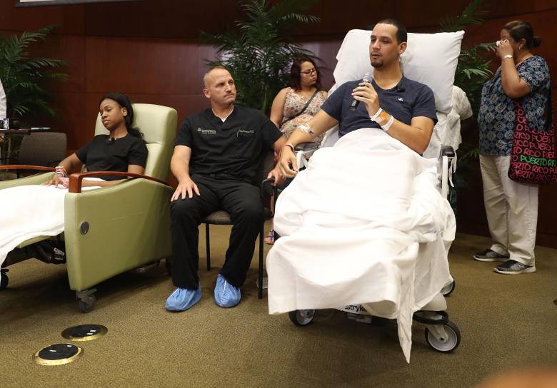 El sobreviviente a la masacre Ángel Santiago Colón relató lo vivido en la madrugada del domingo desde la camilla del Hospital Florida. FOTO AFP