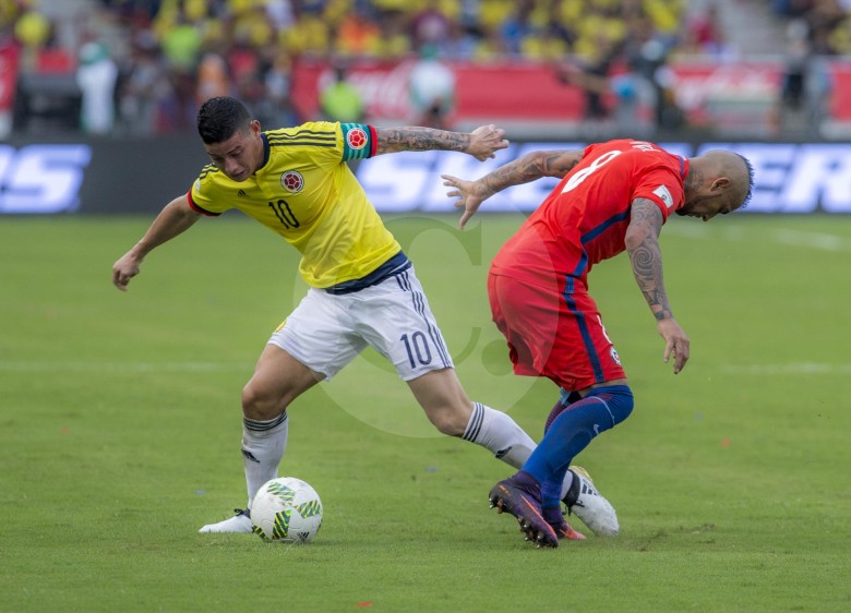 James Rodríguez y Arturo Vidal son dos de los referentes del fútbol suramericano y de las selecciones de Colombia y Chile, respectivamente. FOTO JUAN ANTONIO SÁNCHEZ
