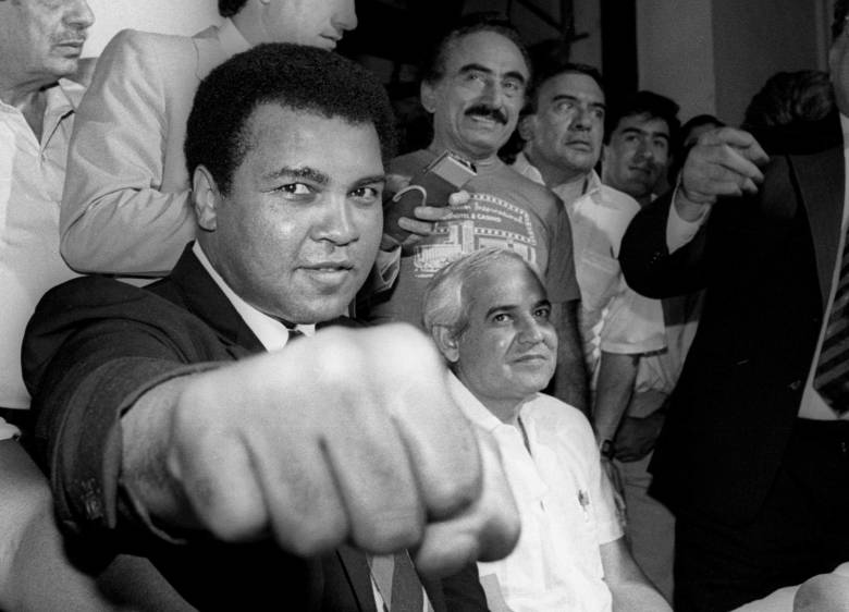 1987. En México con Gilberto Mendoza, expresidente de la AMB. Pose tradicional en Ali. Foto reuters