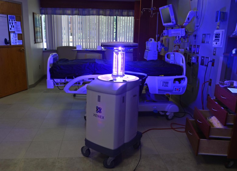 El centro médico Rose, en EE. UU., usó luz ultravioleta para desinfectar habitaciones y baños cuando hubo amenaza de la bacteria SARM. FOTO getty 