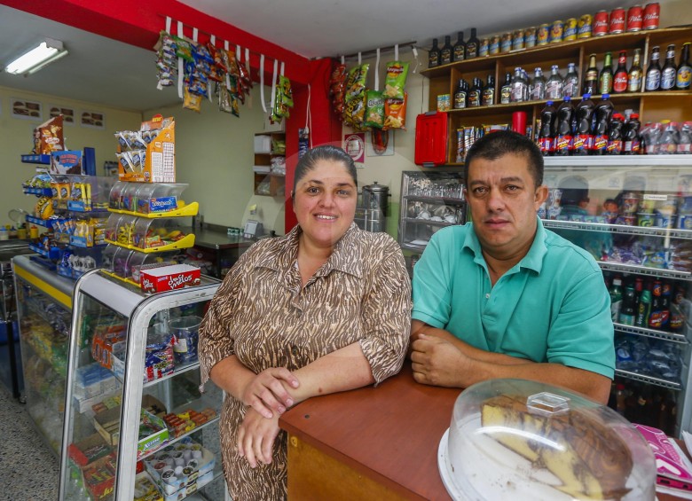 Emilio Gómez y su esposa, Gladys, en el local que edificaron después de los atentados de las Farc. FOTO Julio Cesar Herrera 