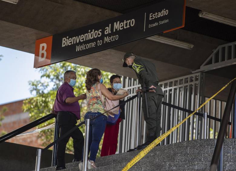 Ciudadanos en una estación del Metro durante el primer día de la cuarentena por la vida. Foto: Andrés Camilo Suárez