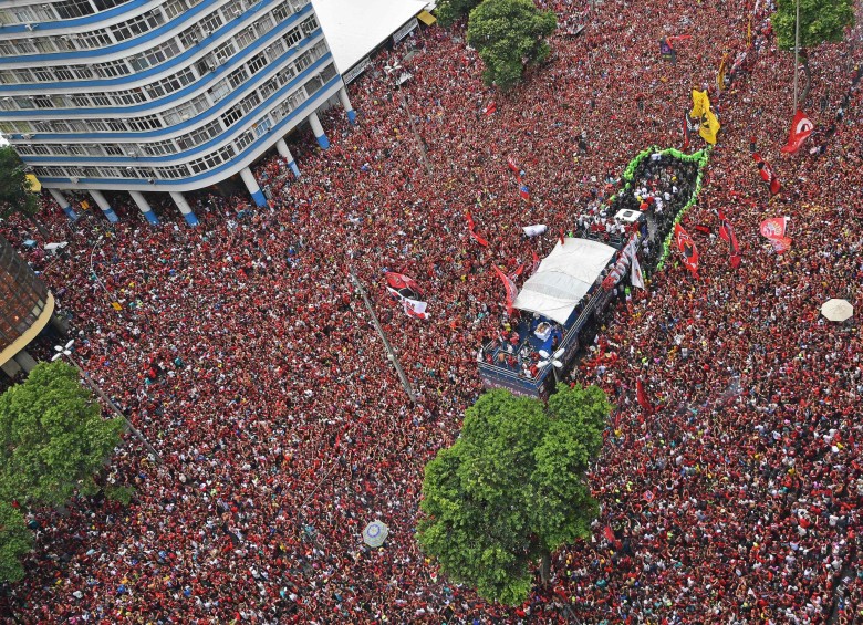 l plantel del Flamengo, que se consagró campeón de la Copa Libertadores el sábado en Lima, aterrizó este domingo en Rio de Janeiro, donde lo esperan centenares de miles de aficionados para celebrar en las calles de la ciudad. Foto: AFP
