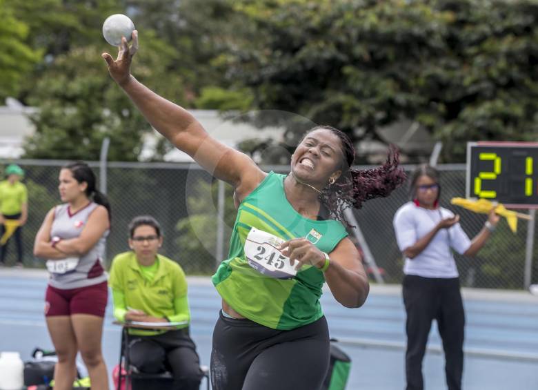 La atleta Eli Johana Moreno Valencia, del Politécnico Jaime Isaza Cadavid, fue una de las más destacadas al ganar en los lanzamientos de bala, disco y martillo. FOTO juan antonio sánchez
