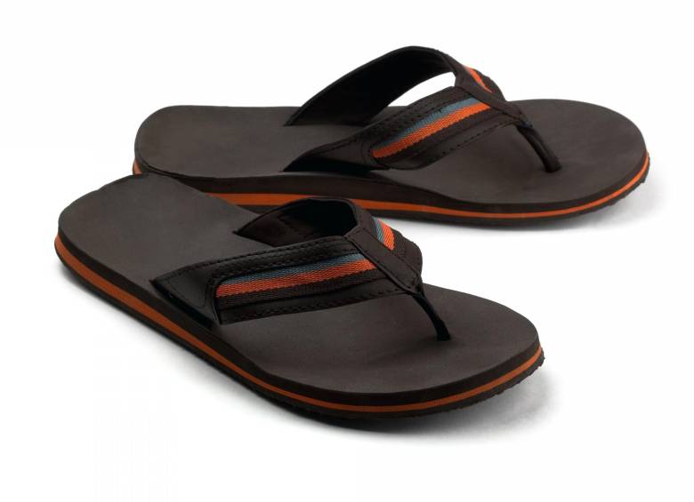 Hombres con sandalias, una tendencia de verano