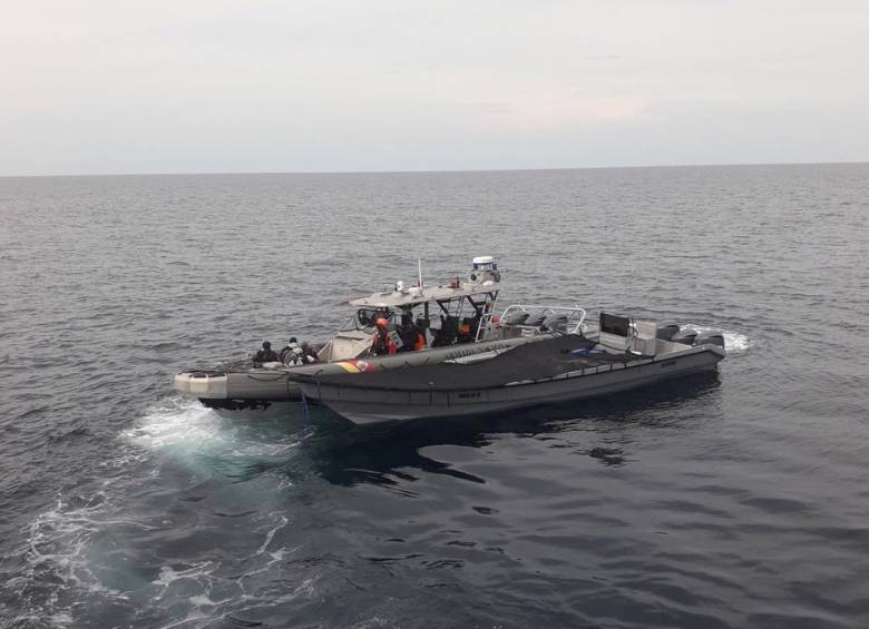 El 5 de agosto pasado, la Armada detuvo esta lancha en aguas de Necoclí, con 1.1 toneladas de cocaína; hubo cuatro detenidos. FOTOS CORTESÍA