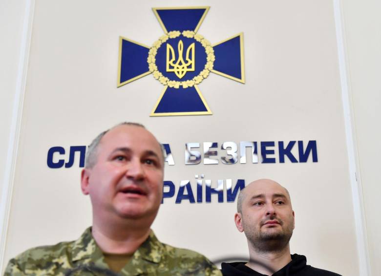 El periodista opositor Arkady Babchenko (derecha) y la cabeza de seguridad del gobierno de Ukrania Vasyl Grytsak durante la rueda de prensa. Foto: AFP 