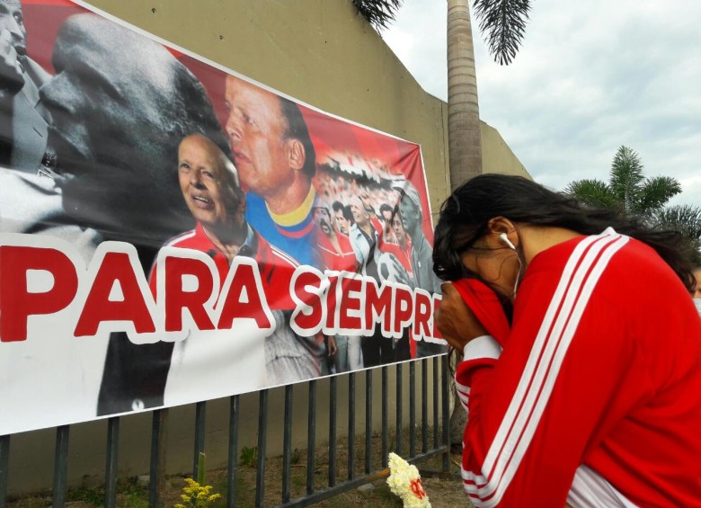 Ayer, en el Pascual Guerrero, hinchas del América rindieron un homenaje al técnico Ochoa. FOTO el país 