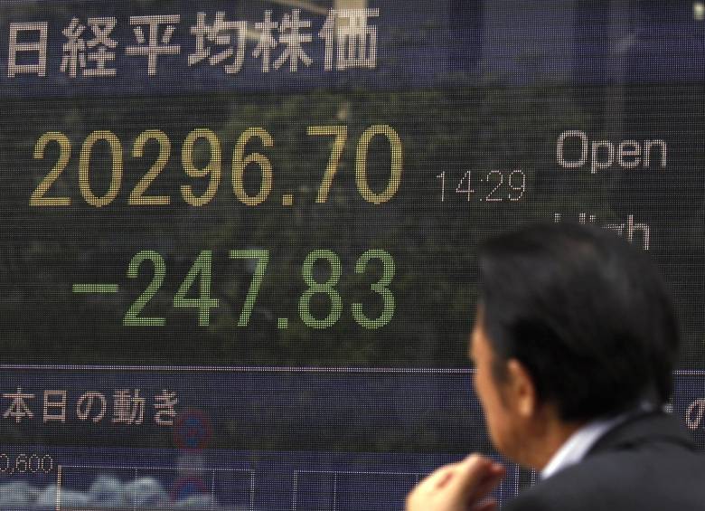 El desplome de las acciones, que comenzó en junio, superó este lunes el 8%. La salud de la segunda economía más poderosa del mundo tiene nerviosos a los inversionistas. FOTO AP