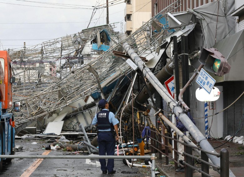 Daños materiales ocasionados por las fuertes rachas de viento por el tifón Jebi, ocurridos ayer en Osaka, Japón. FOTO AFP