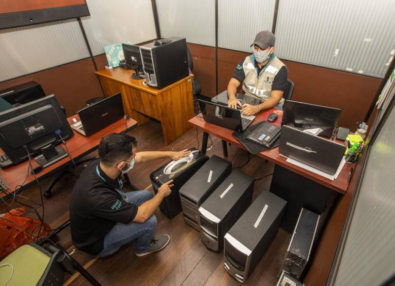 Entre los equipos donados para estudiantes de colegios públicos de Medellín hay computadores de escritorio, portátiles y tabletas. FOTO camilo suárez
