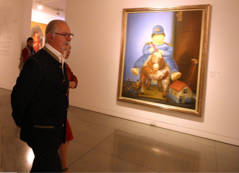 El maestro en una visita al Museo de Antioquia. Otra de las versiones del Pedrito de Botero se aloja en una de las salas de la Biblioteca Pública Piloto. Foto: Juan Antonio Sánchez 