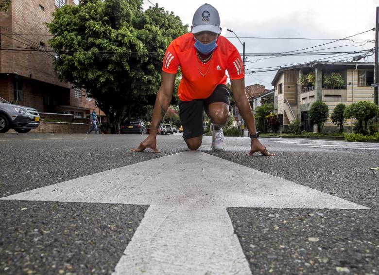 En las calles del barrio Floresta entrena Bernardo Baloyes, el mejor velocista colombiano en 200 metros plano. Foto: Juan Antonio Sánchez Ocampo.
