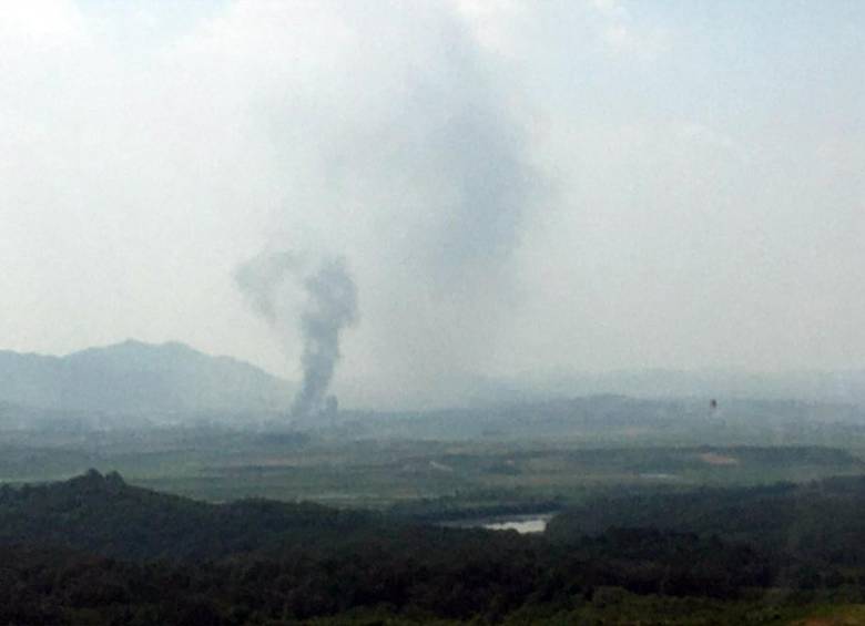 La agencia de prensa surcoreana Yonhap informó de la explosión y de una intensa humareda que salía del complejo industrial donde se encuentra esta oficina. AFP