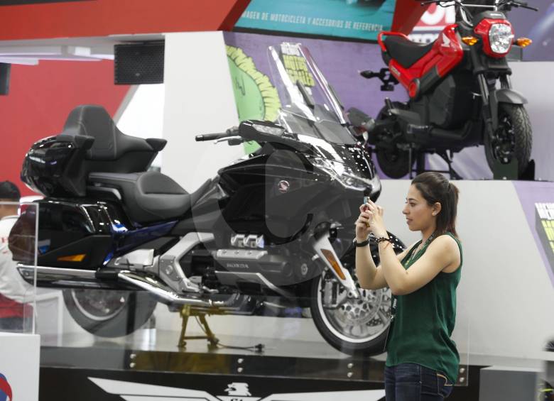 Motos de hasta 176 millones, una Harley-Davidson, se pueden observar por los pasillos de la exposición. FOTO Manuel Saldarriaga